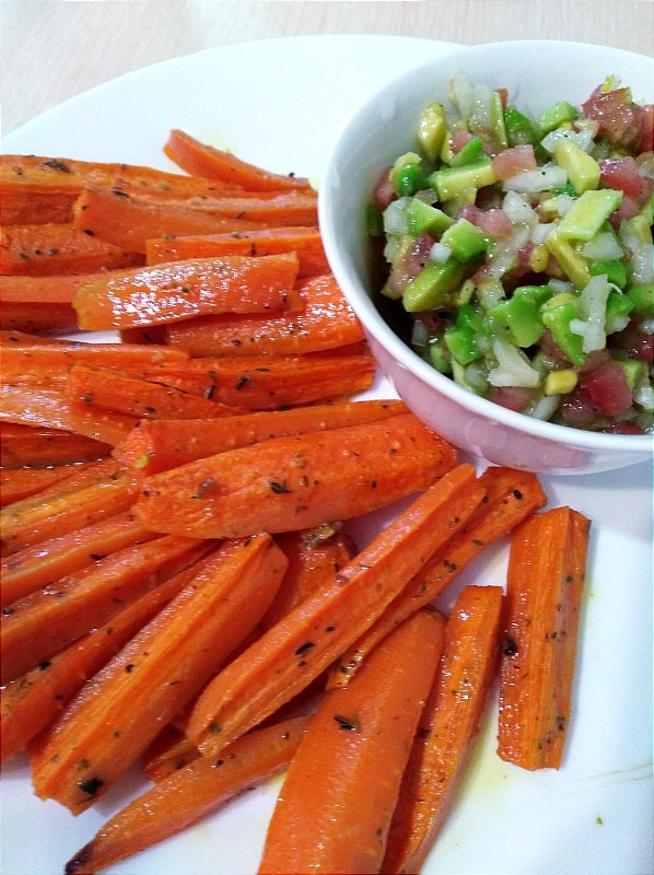 Запечённые дольки моркови с соусом гуакамоле