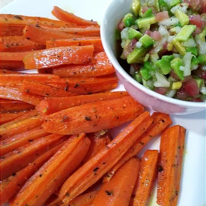 Запечённые дольки моркови с соусом гуакамоле