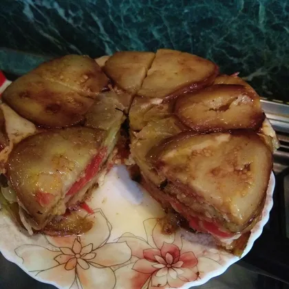 Закусочный тортик из баклажанов и помидоров с чесночком