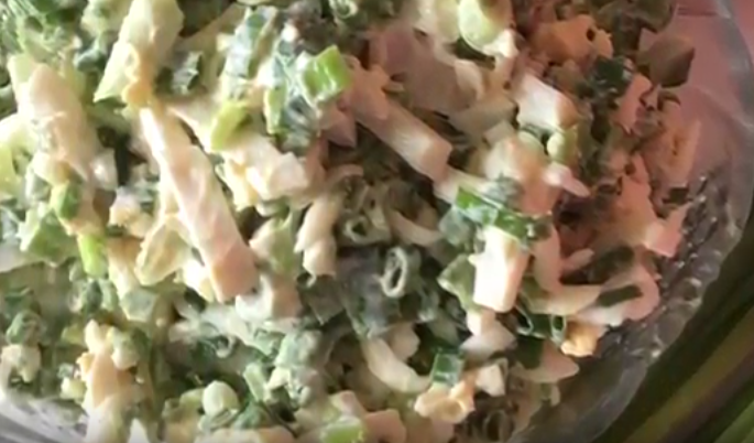 Весенний салат с кальмарами
