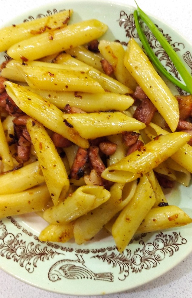 Жареные макароны с грудинкой