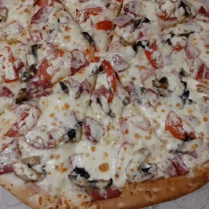 Пицца с колбасой, помидорами, грибами и сыром.🍕