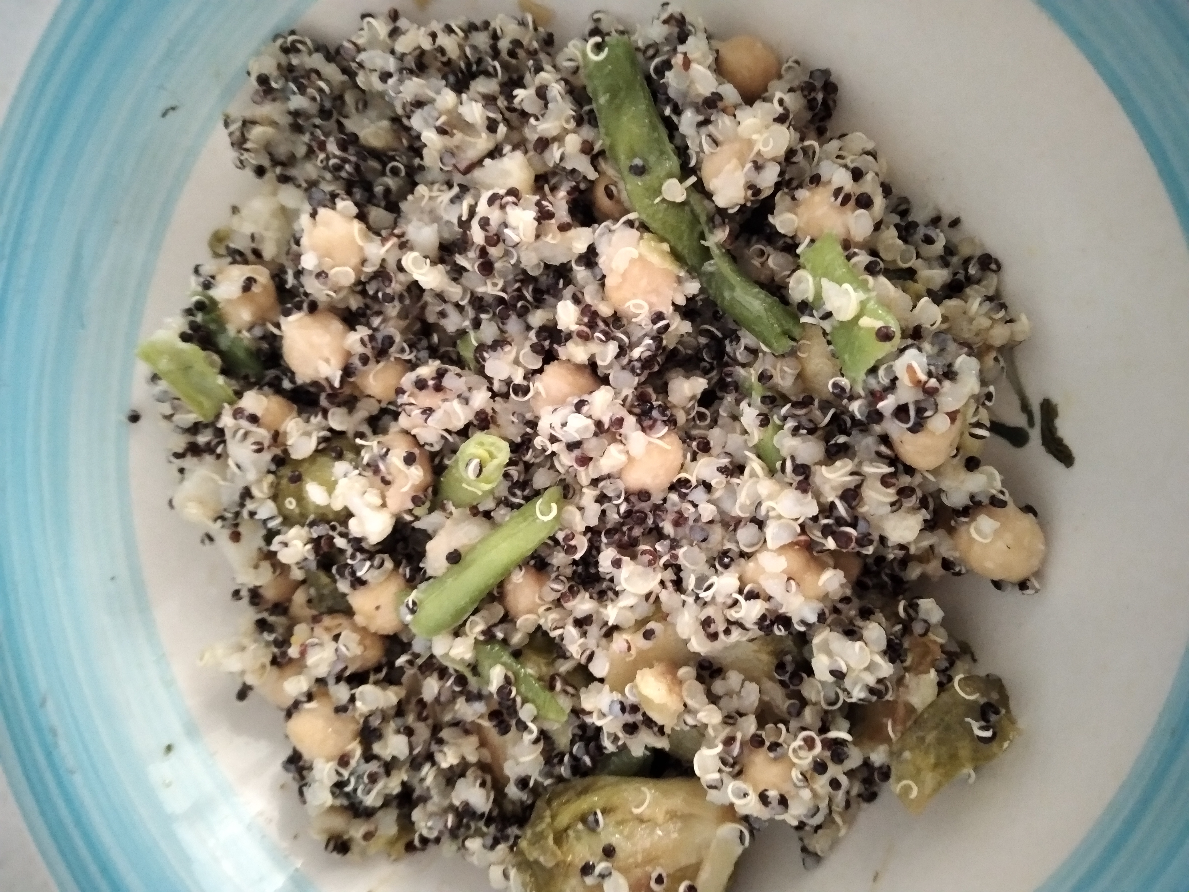 Теплый салат из нута, стручковой фасоли и брюссельской и цветной капусты