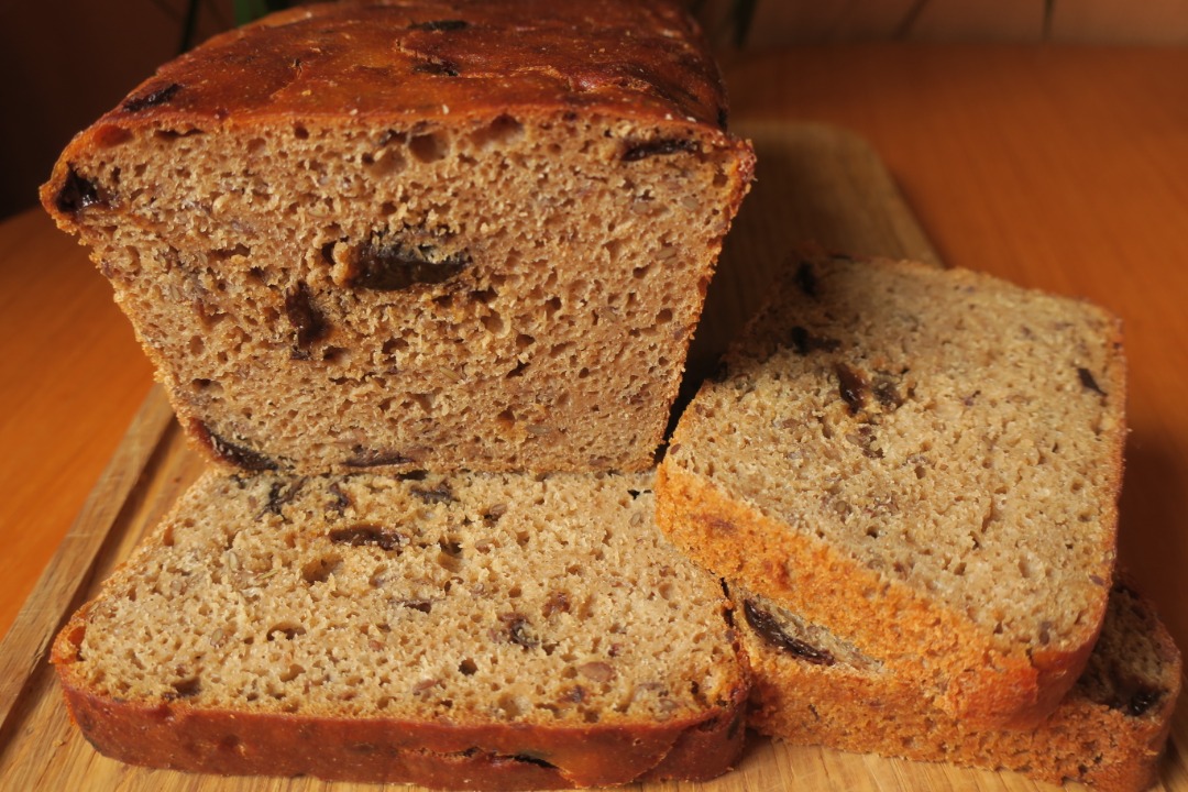 Рецепт пшенично ржаного хлеба в домашних условиях. Хлеб с черносливом. Черный хлеб с черносливом. Купить хлеб с черносливом в Екатеринбурге.