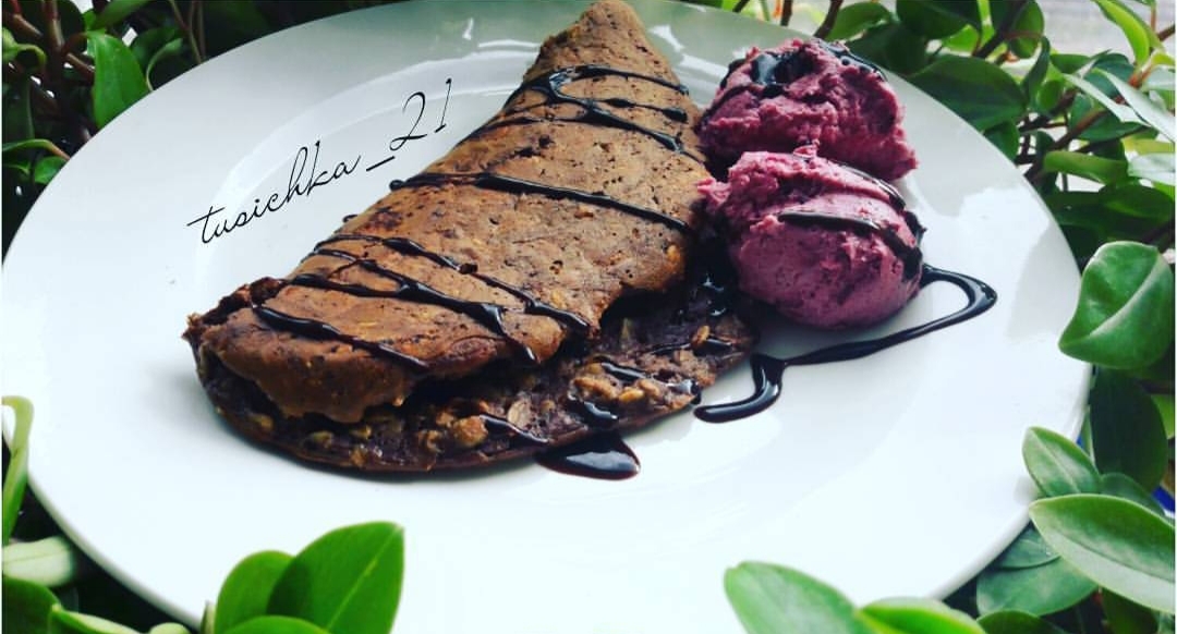 Шоколадный овсяноблин с мороженым