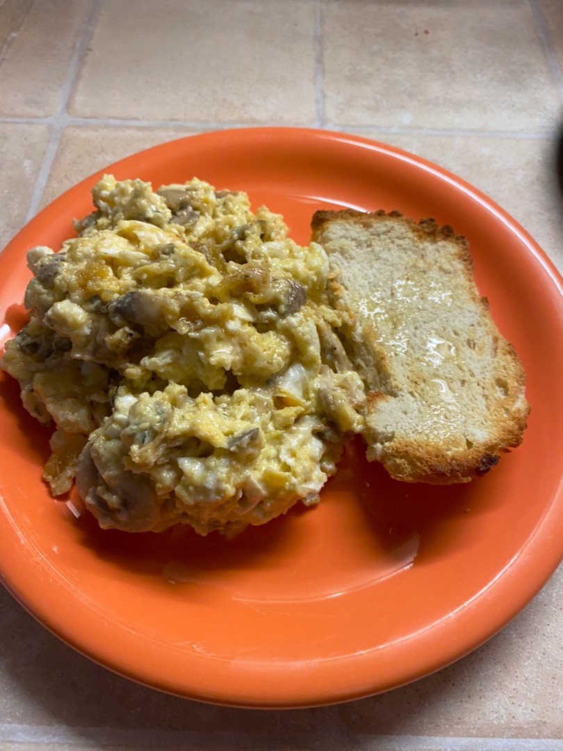Скрэмбл с сыром и грибами