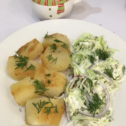 Картофель с салатом из капусты