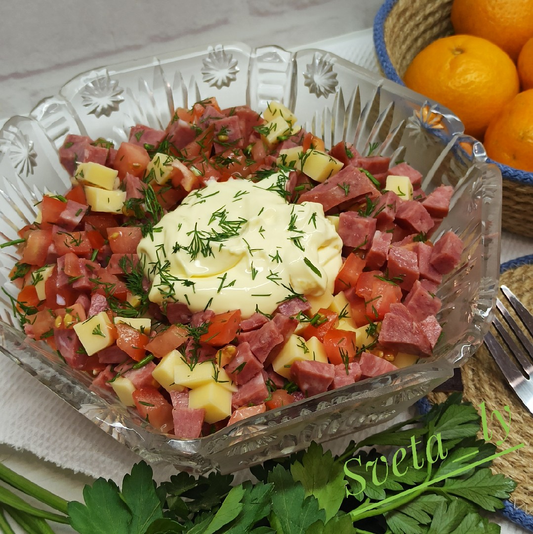 Салат с копчёной колбасой и помидорами