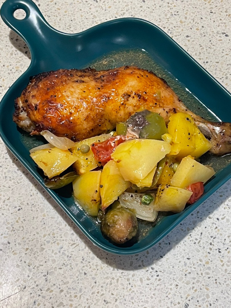 Курица с овощами на сковороде