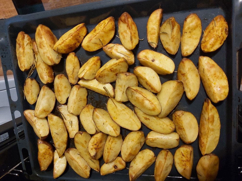 Картошка дольками запеченная в духовке.