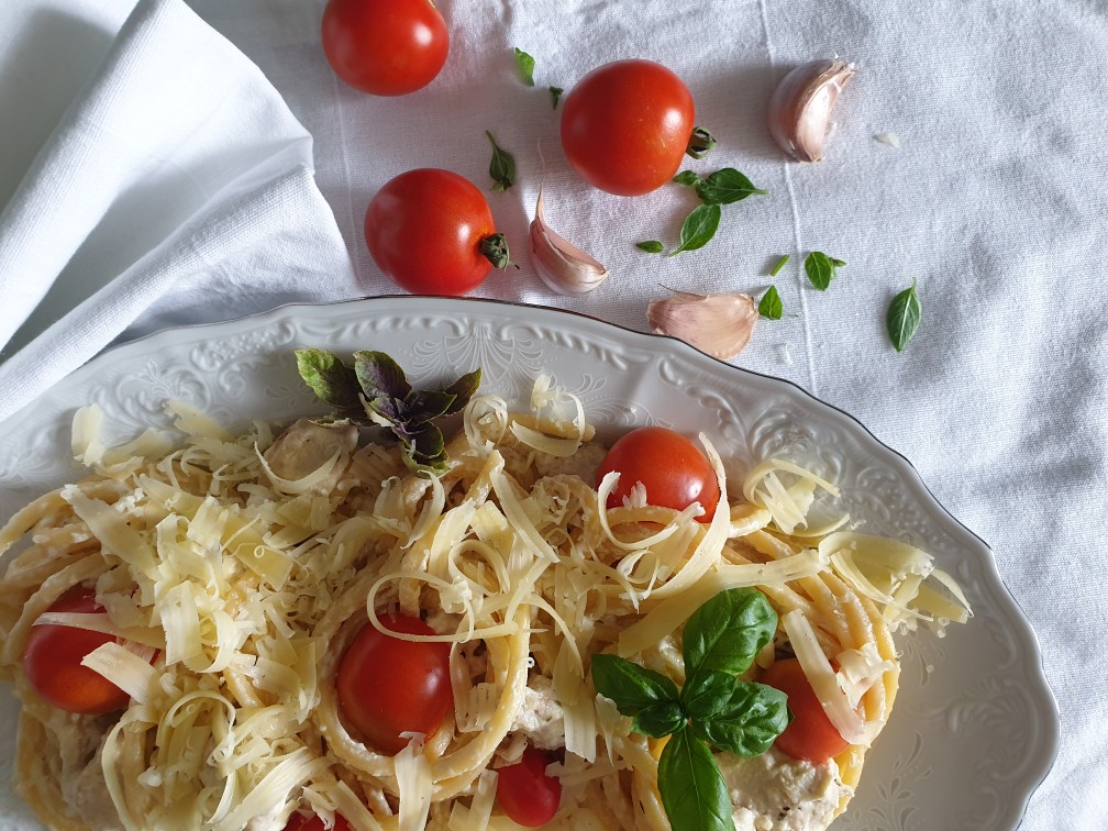 Паста в сливочном соусе с индейкой и грибами