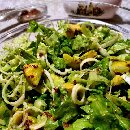 Зелёный салат с авокадо и дижонской горчицей