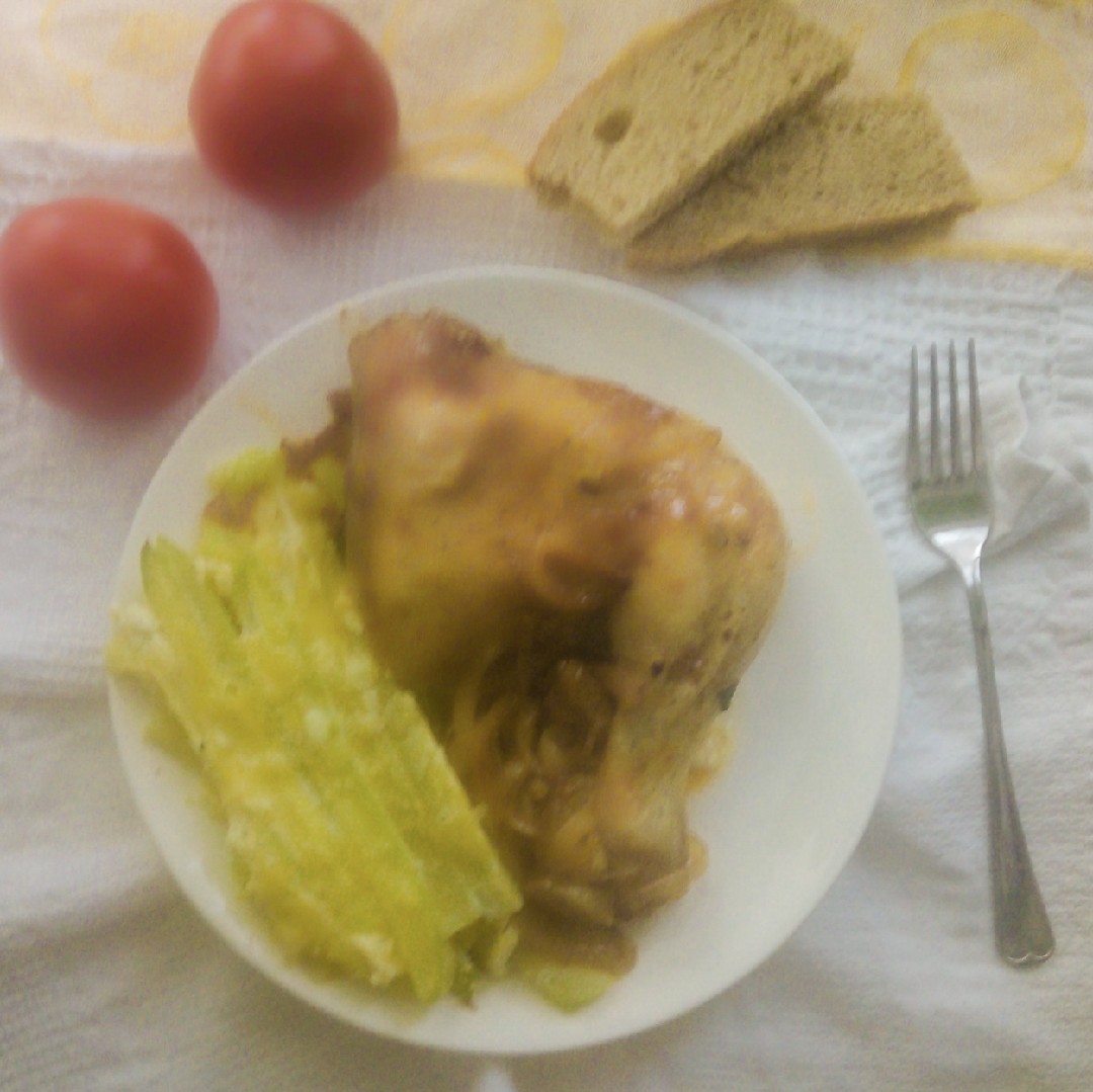 Курица с кабачками, запечёнными с сыром