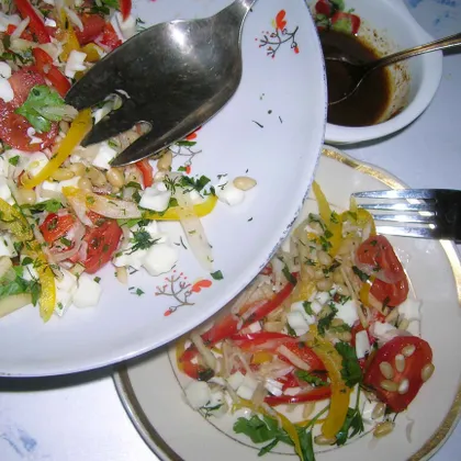 Овощной салат с моцареллой и кедровыми орешками