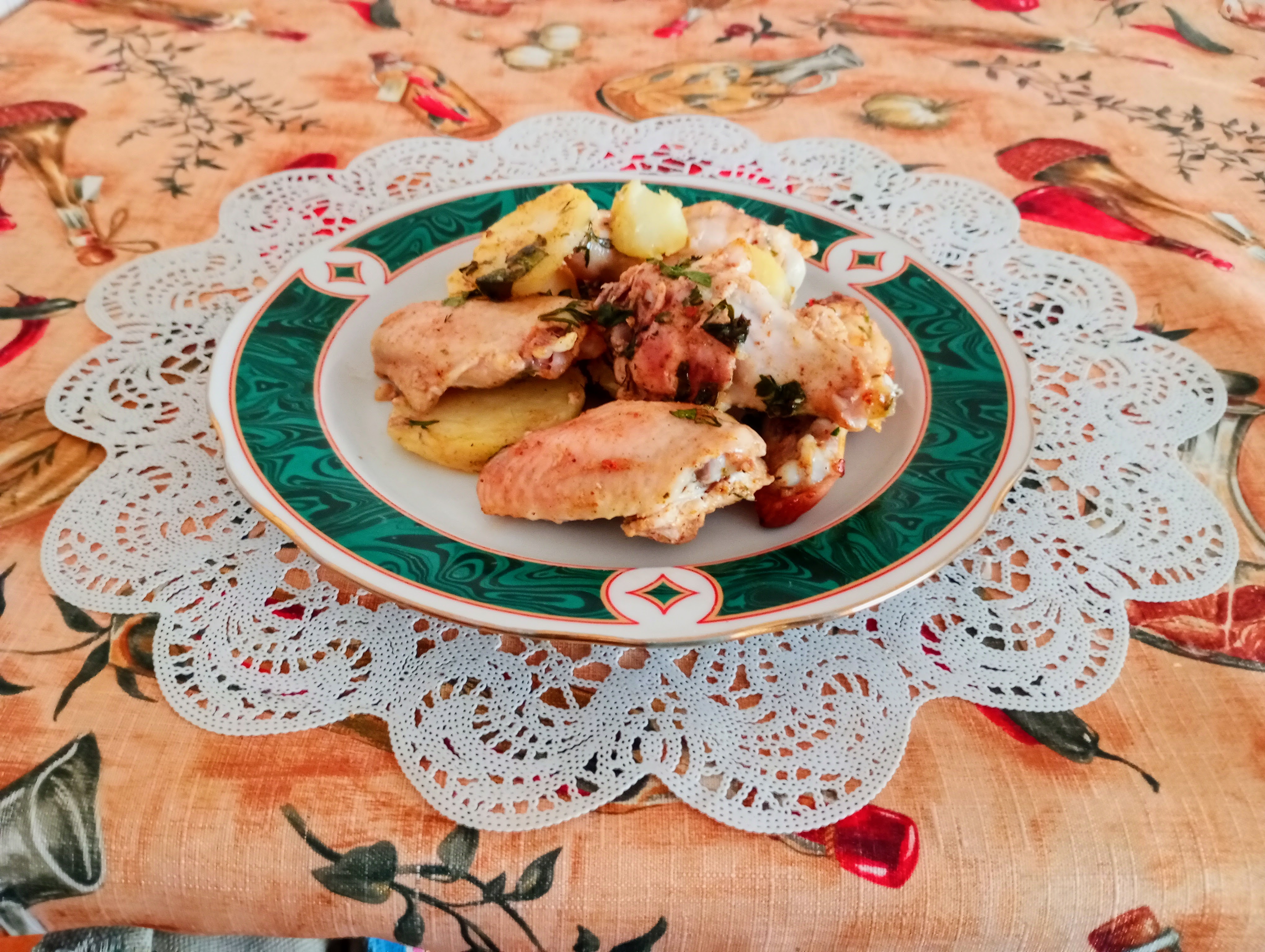 Куриные крылышки с картофелем в духовке