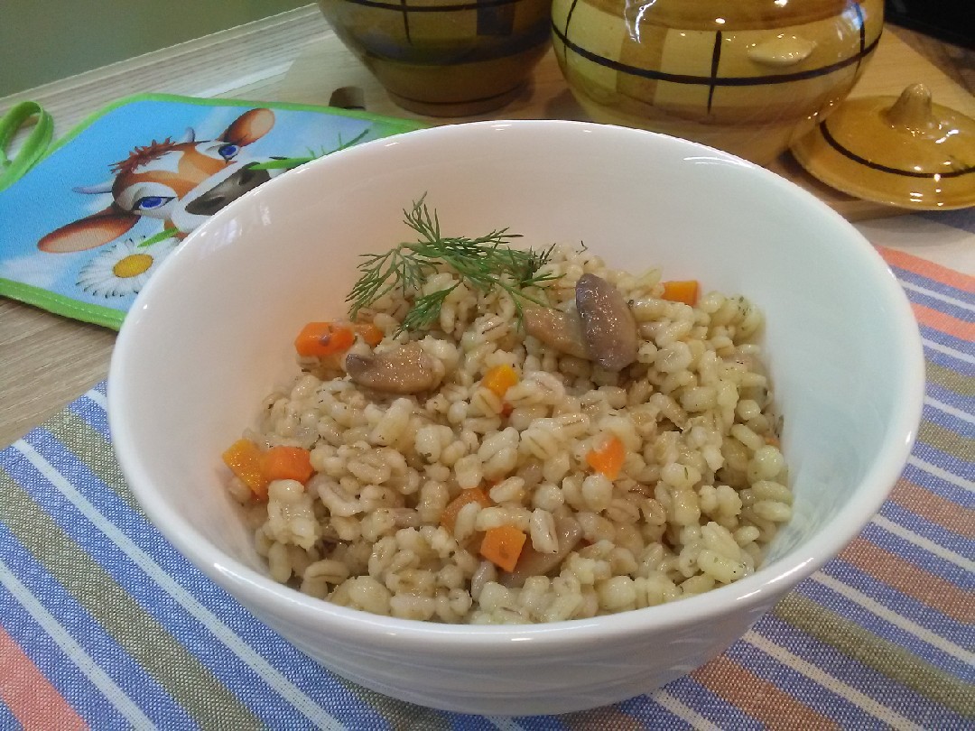 Приготовить перловку с луком и морковью. Перловка с курицей и грибами. Перловая каша с луком и морковью. Перловая молочная каша. Перловка в горшочке в духовке с курицей.