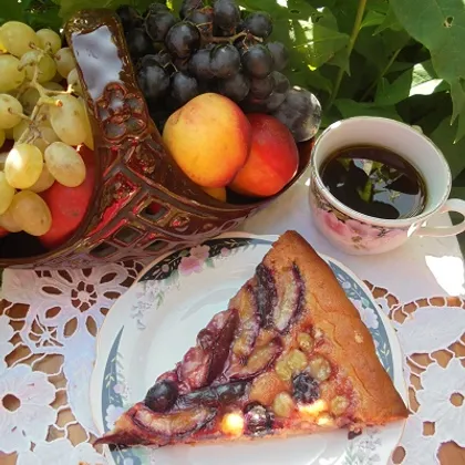 Пряничный пирог со сливами и виноградом