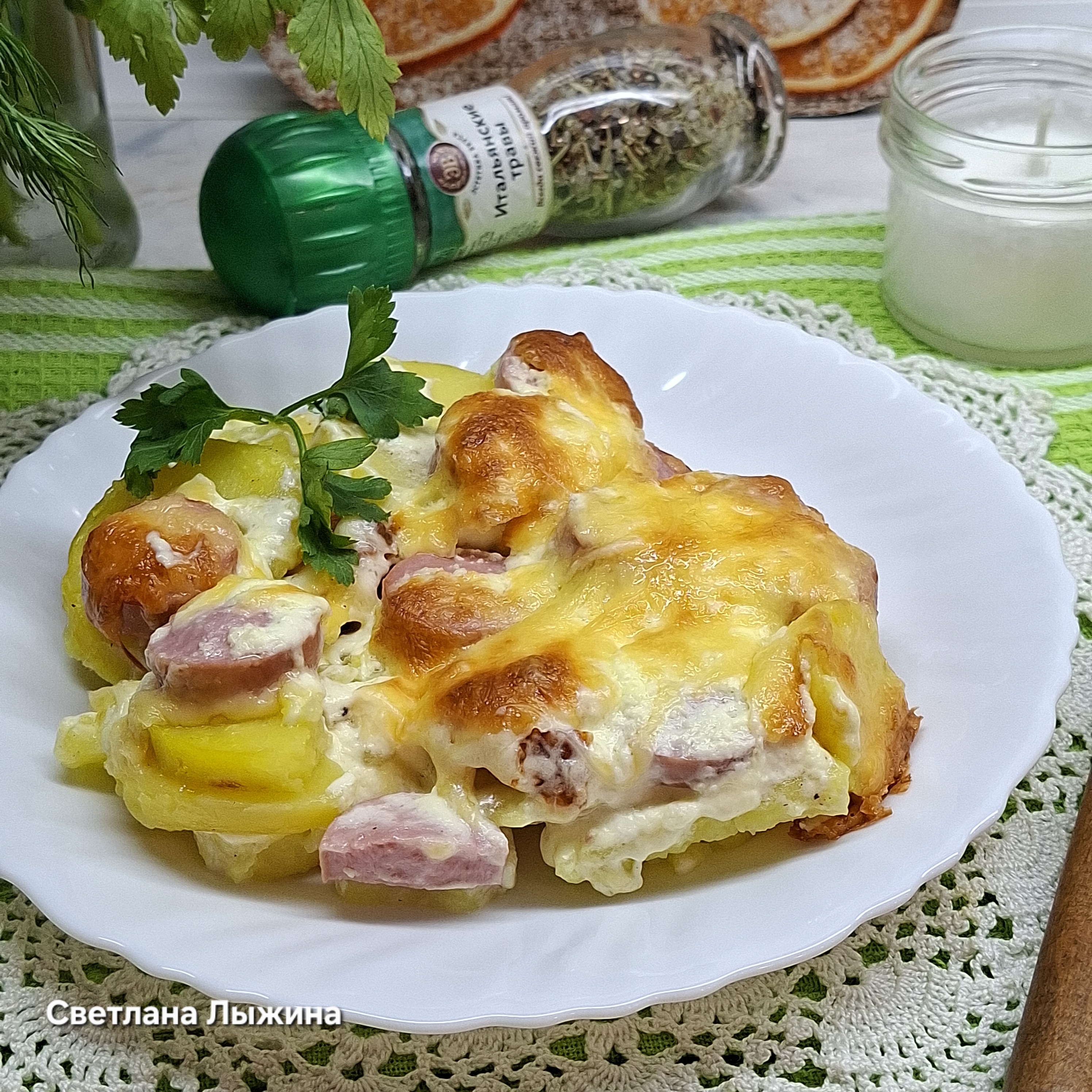 Картофельная запеканка с сосисками и сыром