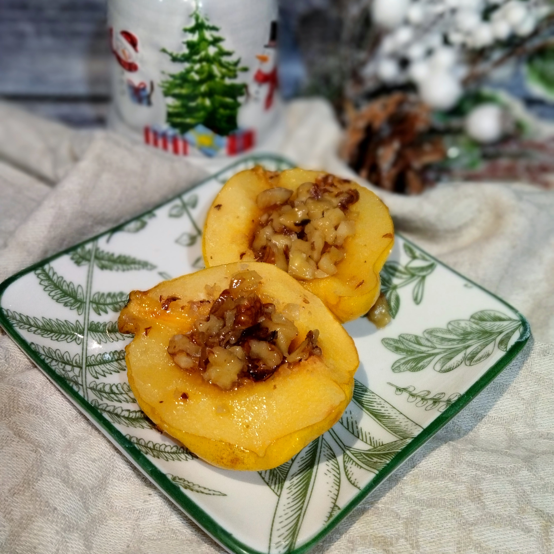 Айва с орехами и мёдом запечённая в микроволновке