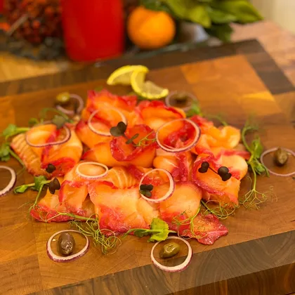 Свекольный гравлакс - отличный вариант засолки красной рыбы для праздничного стола