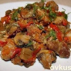 Мясо, тушеное с шампиньонами и сладким перцем