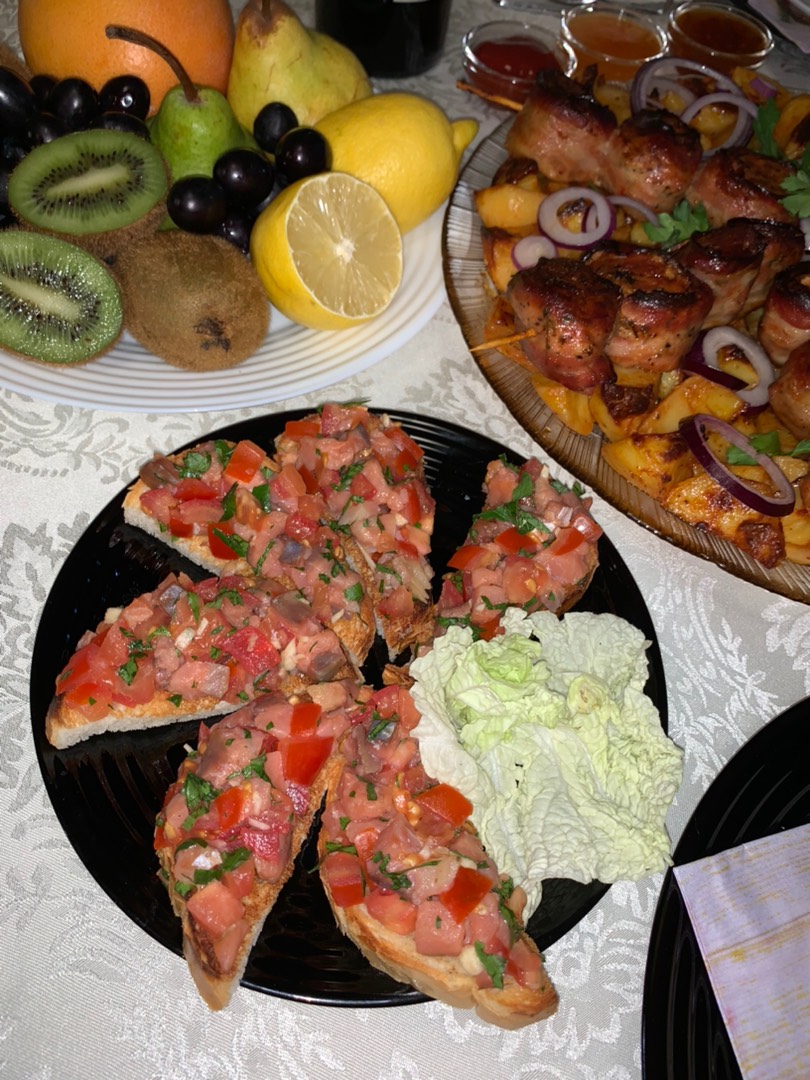 Брускетта с красной рыбой и чесноком