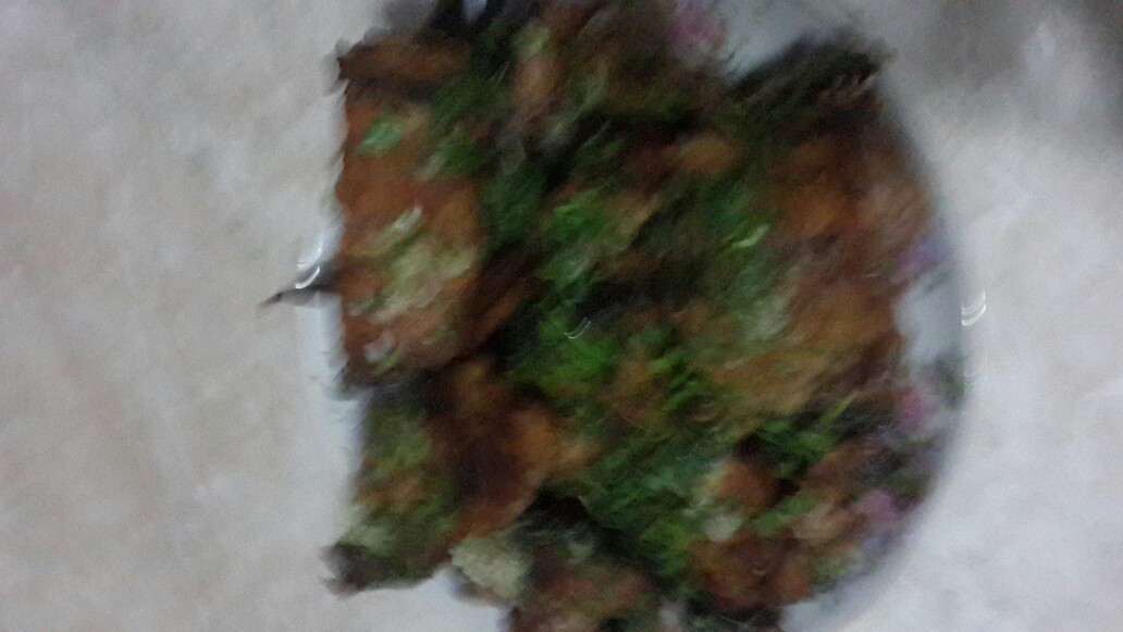 Жареный сом с чесноком и зеленью
