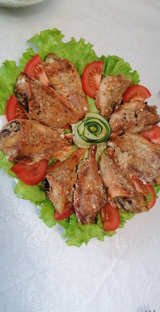 Морской красный окунь, запечённый в сметанном соусе
