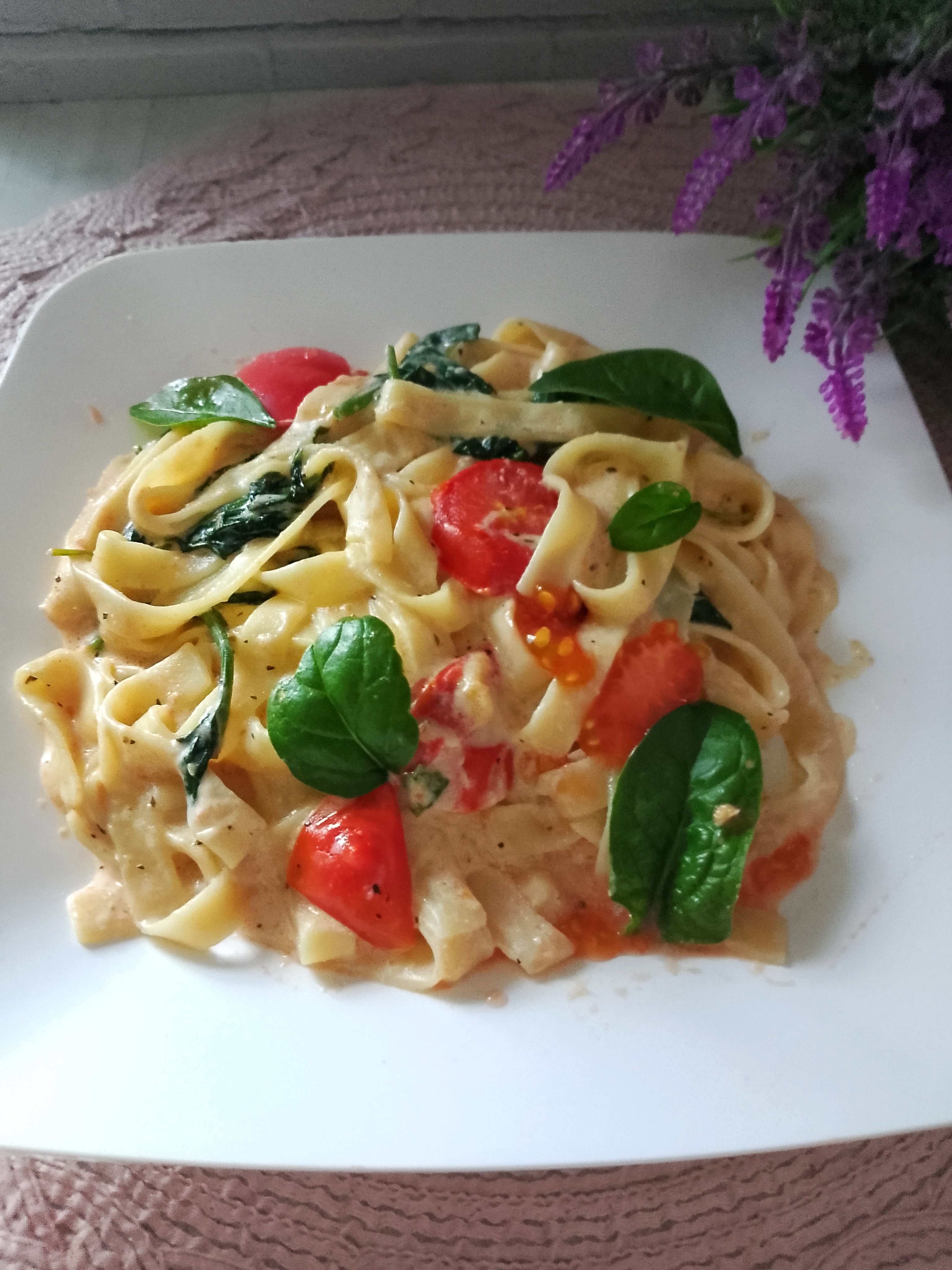 Сливочная паста с помидорами, шпинатом и моцареллой