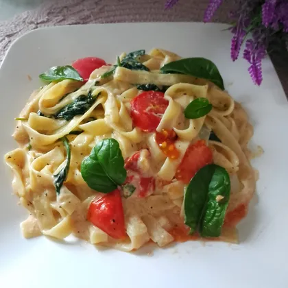 Сливочная паста с помидорами, шпинатом и моцареллой