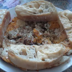 Жареные яйца с беконом, сыром и тостами )