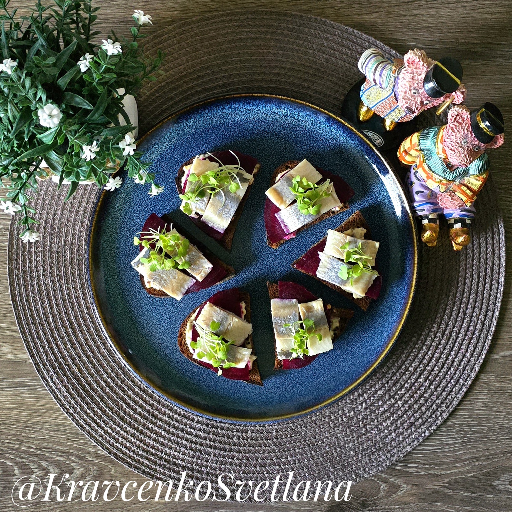 Бутерброды закусочные со свеклой и сельдью