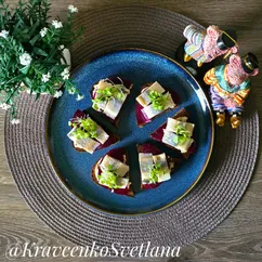 Бутерброды закусочные со свеклой и сельдью