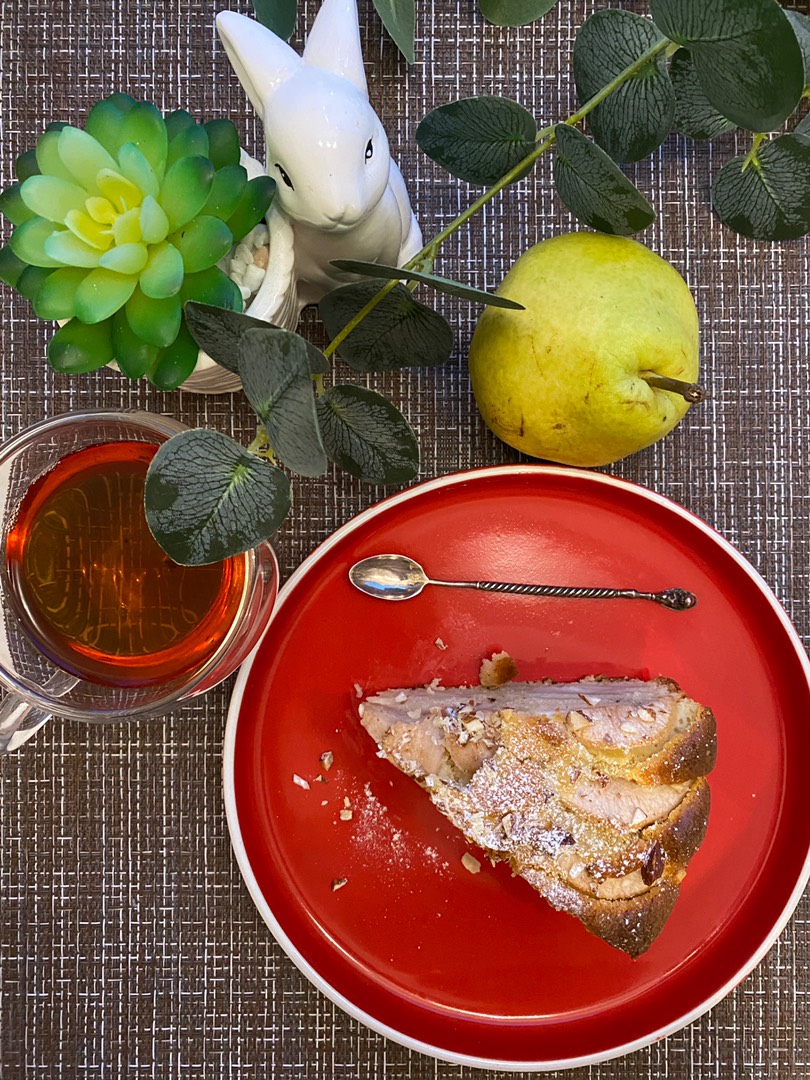 Грушевый пирог с шоколадом и орехами