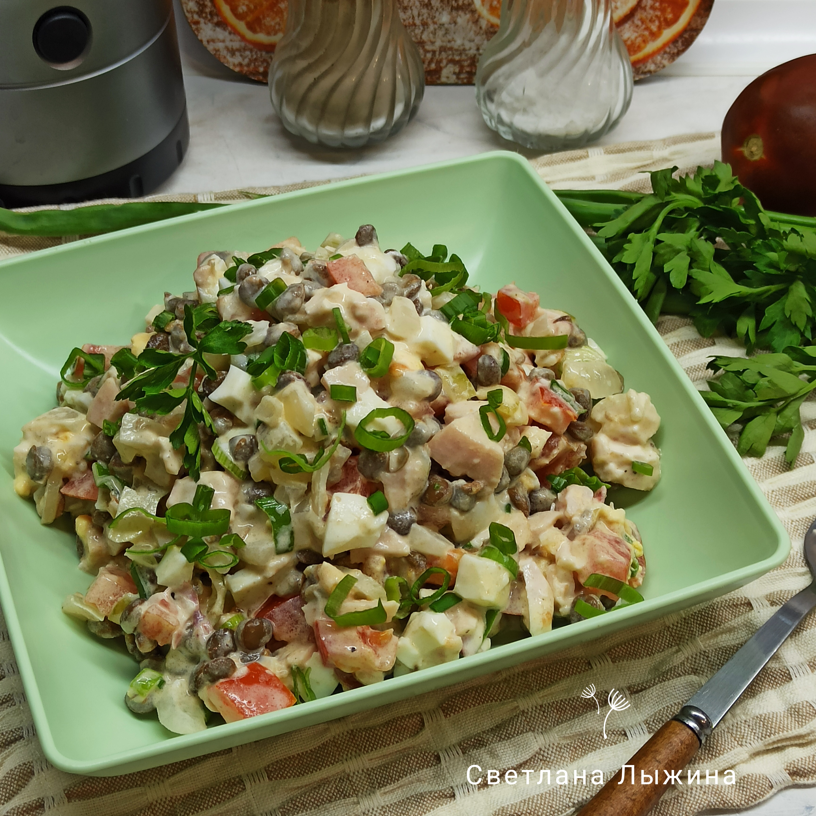 Салат из зелёной чечевицы, копчёной курицы и яиц 