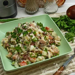 Салат из зелёной чечевицы, копчёной курицы и яиц