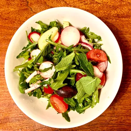 Витаминный летний салат с редисом и рукколой