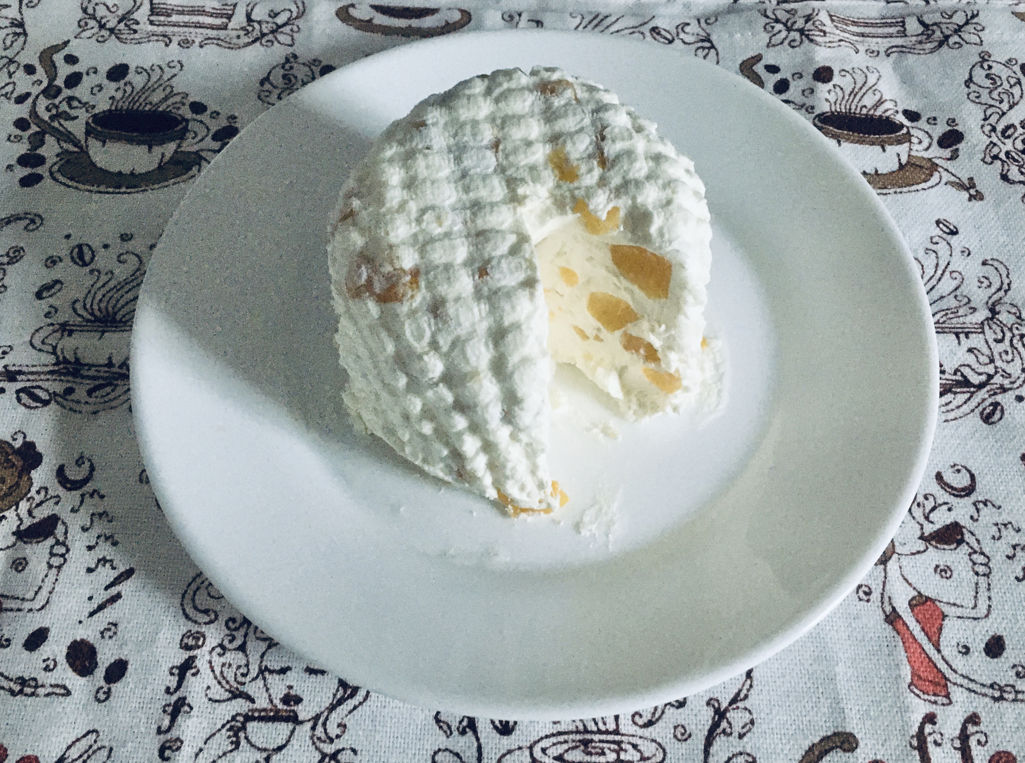 Десерт творожный с консервированными персиками