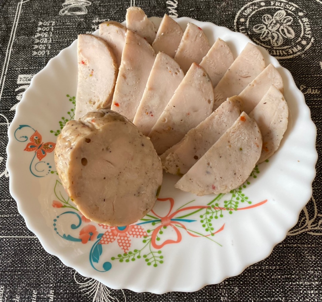 Куриный рулет в фольге: сочная мясная закуска с разными начинками
