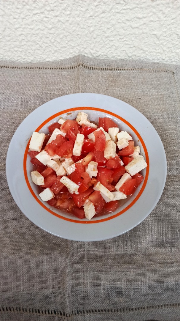 Салат из помидоров и творожного сыра