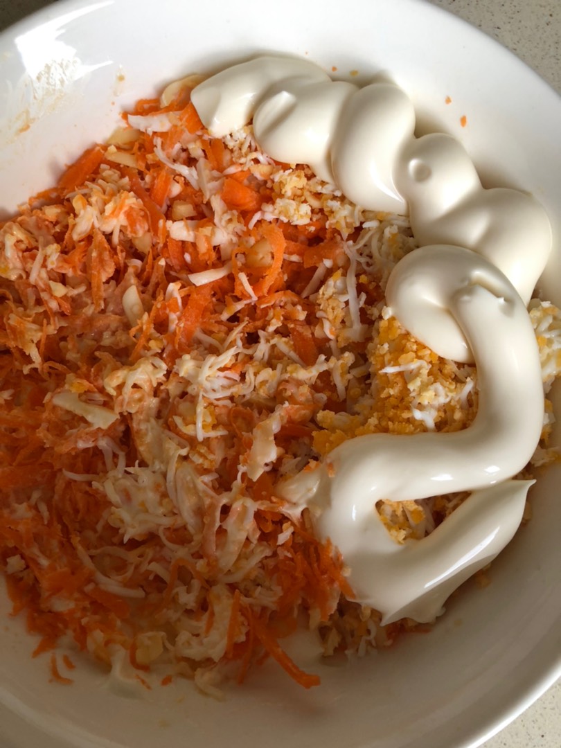 Салат из моркови, яиц, сыра с майонезом на завтрак