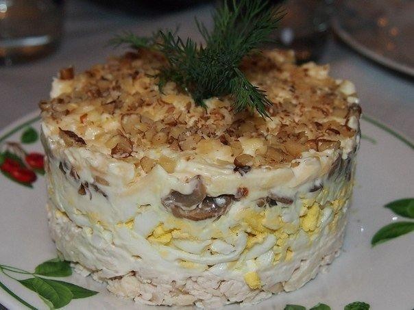 салат с курицей грибами и черносливом и грецкими орехами и сыром яйцом слоями | Дзен