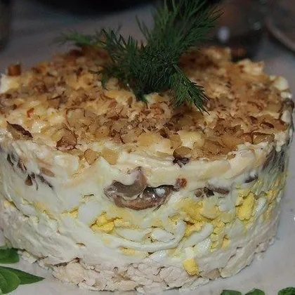 Салат с курицей, грибами и грецким орехом