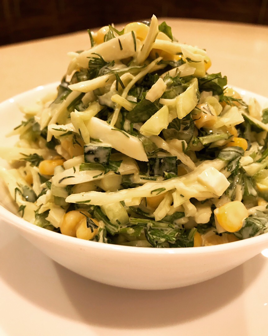 Салат из свежей капусты и кукурузой