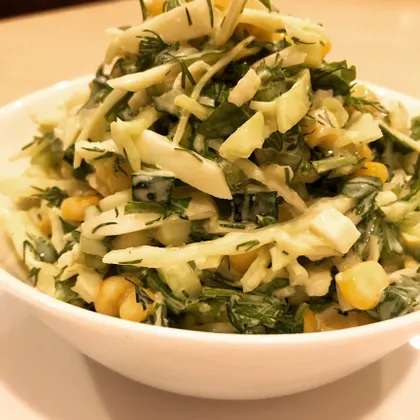 Салат из свежей капусты и кукурузой