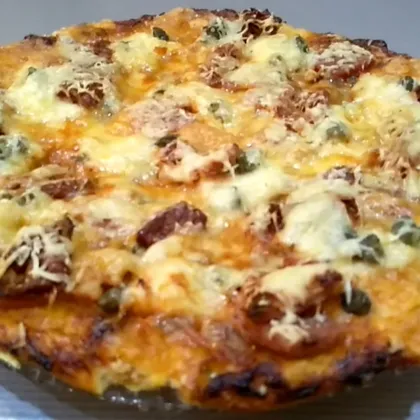 Пицца в итальянском стиле - с моцареллой, каперсами и вялеными помидорами