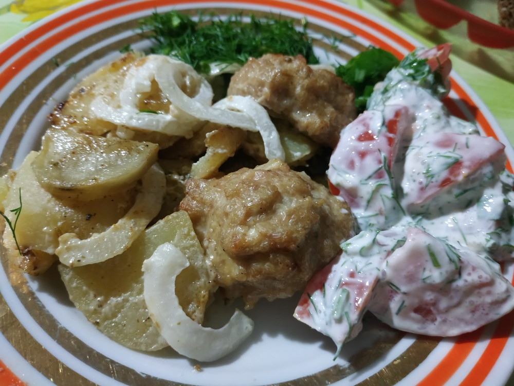 Картошка, запечённая с котлетками
