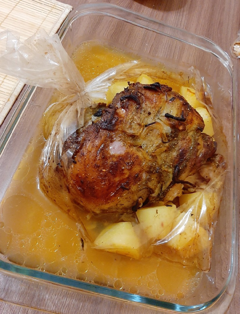 Курица в рукаве с картофелем и грибами, простой рецепт праздничного блюда