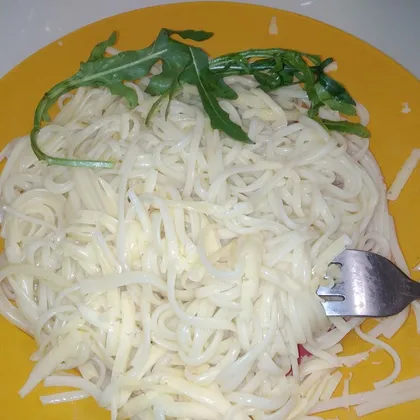 Спагетти с сыром, сливками и рукколой