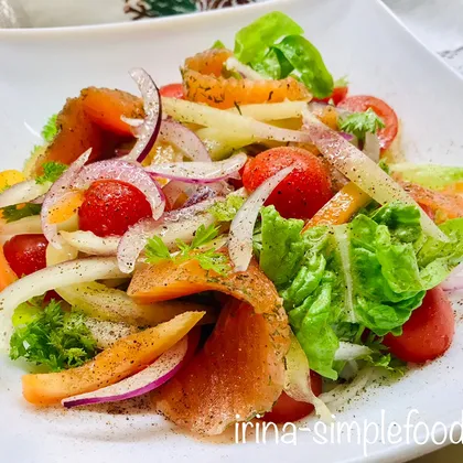 Салат из свежих овощей со слабосоленой форелью